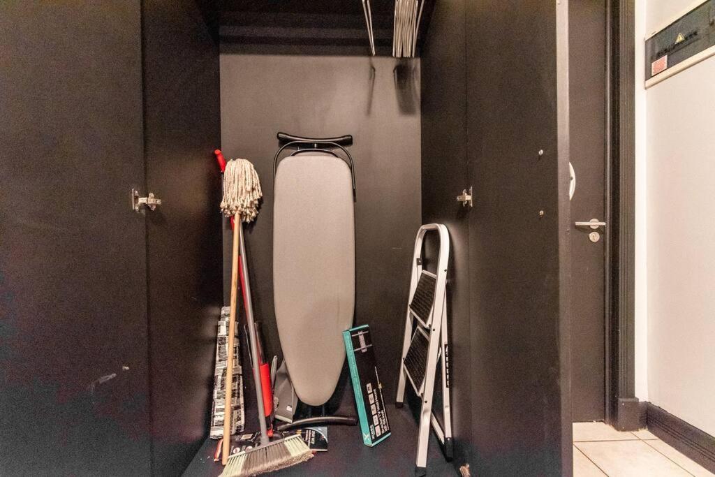 The Square 135- Studio With Free Parking, Pool & Gym Access Apartman Fokváros Kültér fotó