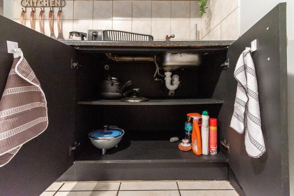 The Square 135- Studio With Free Parking, Pool & Gym Access Apartman Fokváros Kültér fotó