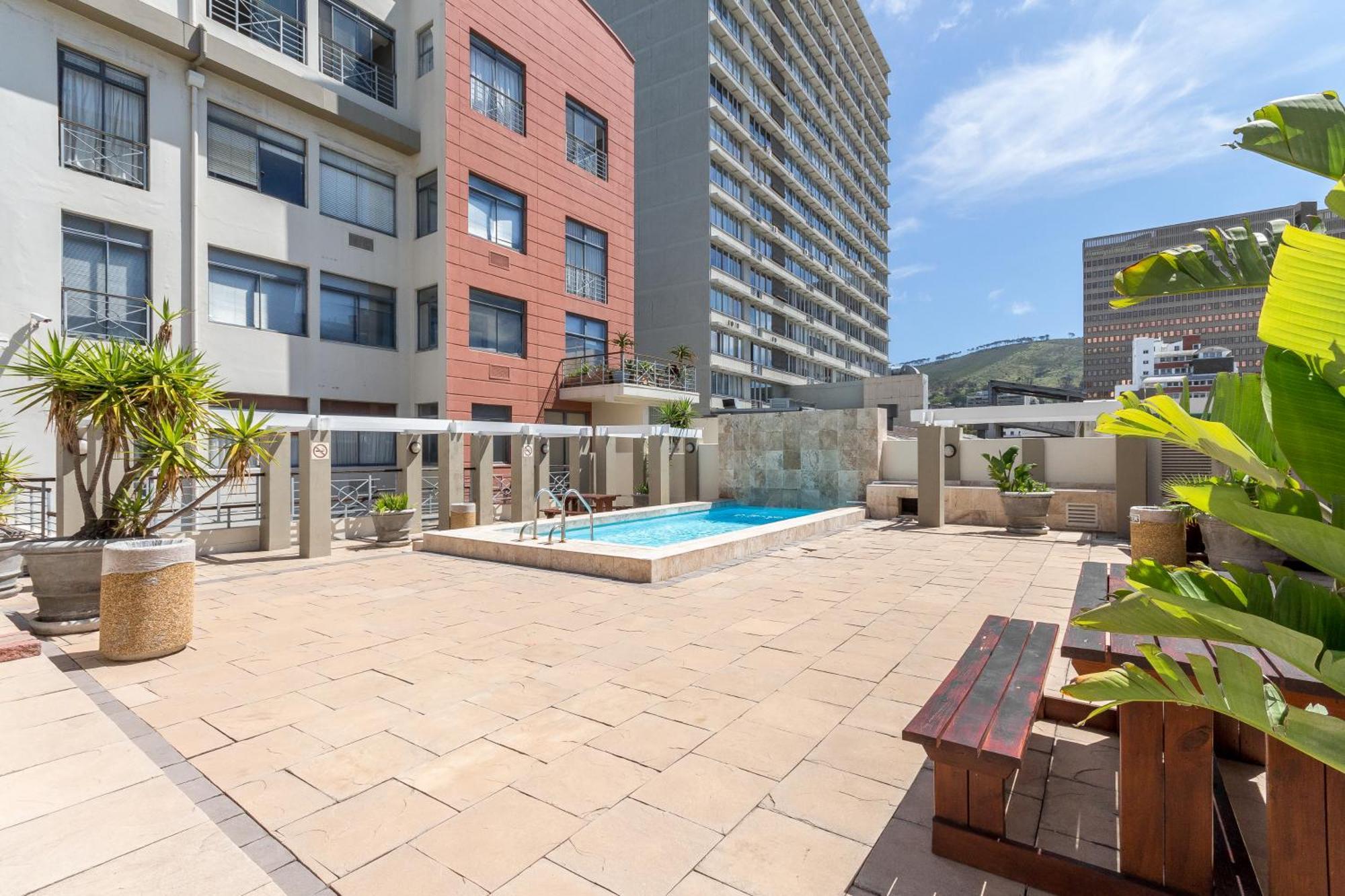 The Square 135- Studio With Free Parking, Pool & Gym Access Apartman Fokváros Kültér fotó