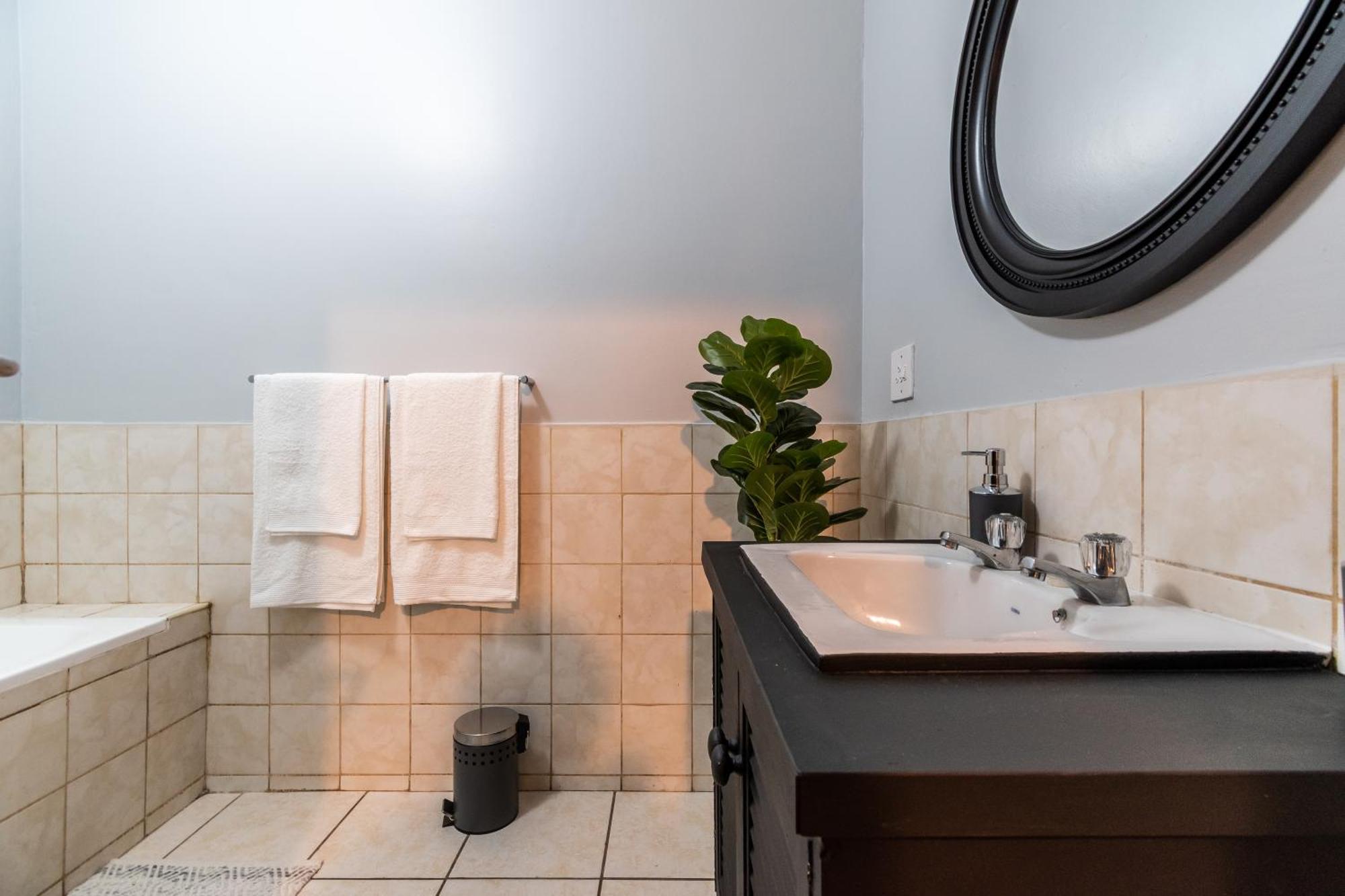 The Square 135- Studio With Free Parking, Pool & Gym Access Apartman Fokváros Kültér fotó