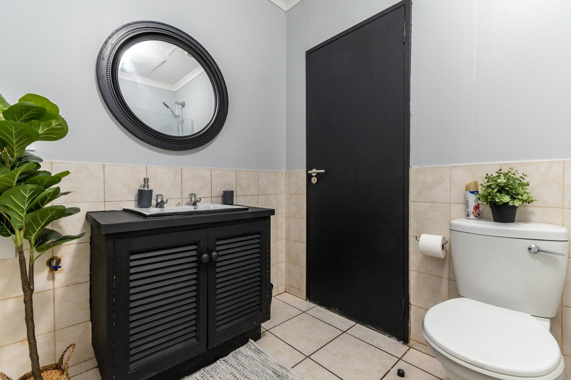 The Square 135- Studio With Free Parking, Pool & Gym Access Apartman Fokváros Kültér fotó