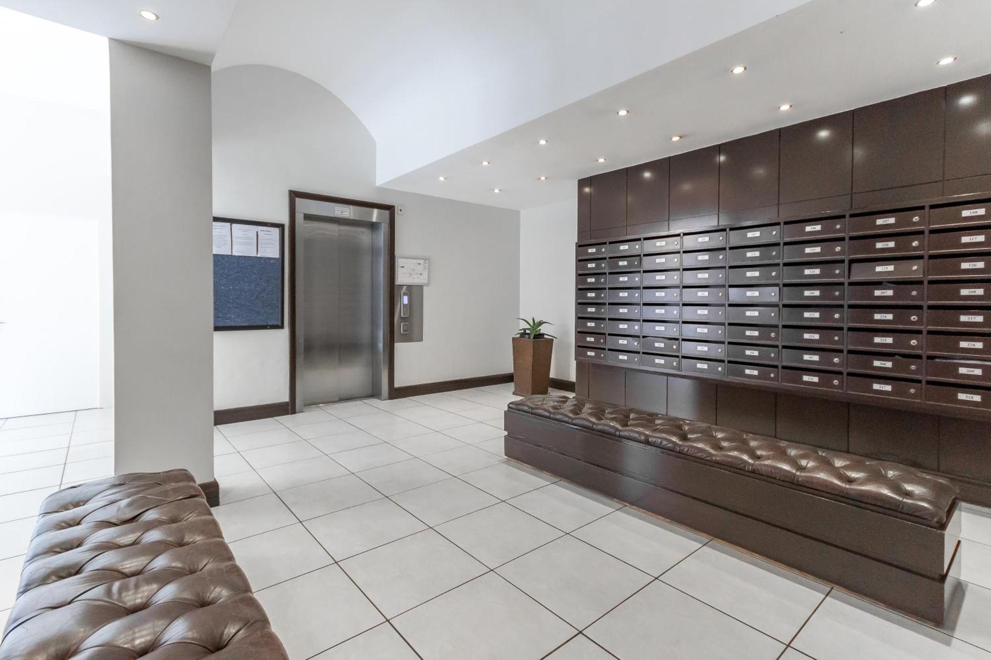 The Square 135- Studio With Free Parking, Pool & Gym Access Apartman Fokváros Kültér fotó