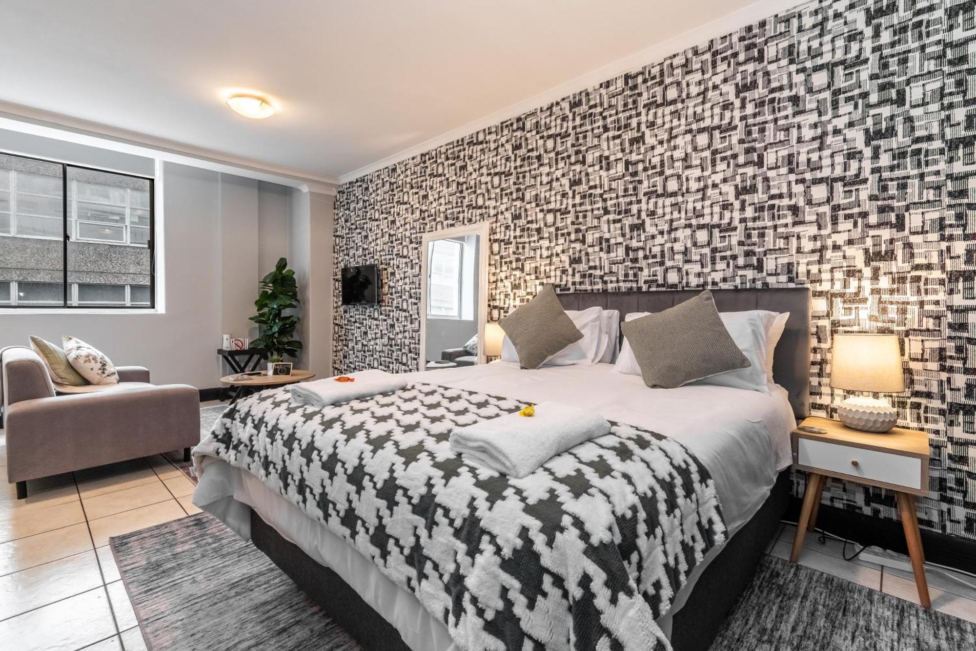 The Square 135- Studio With Free Parking, Pool & Gym Access Apartman Fokváros Kültér fotó