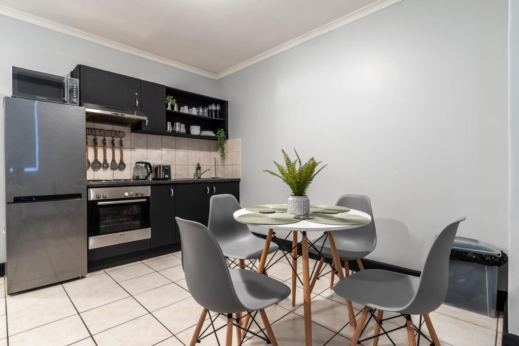 The Square 135- Studio With Free Parking, Pool & Gym Access Apartman Fokváros Kültér fotó