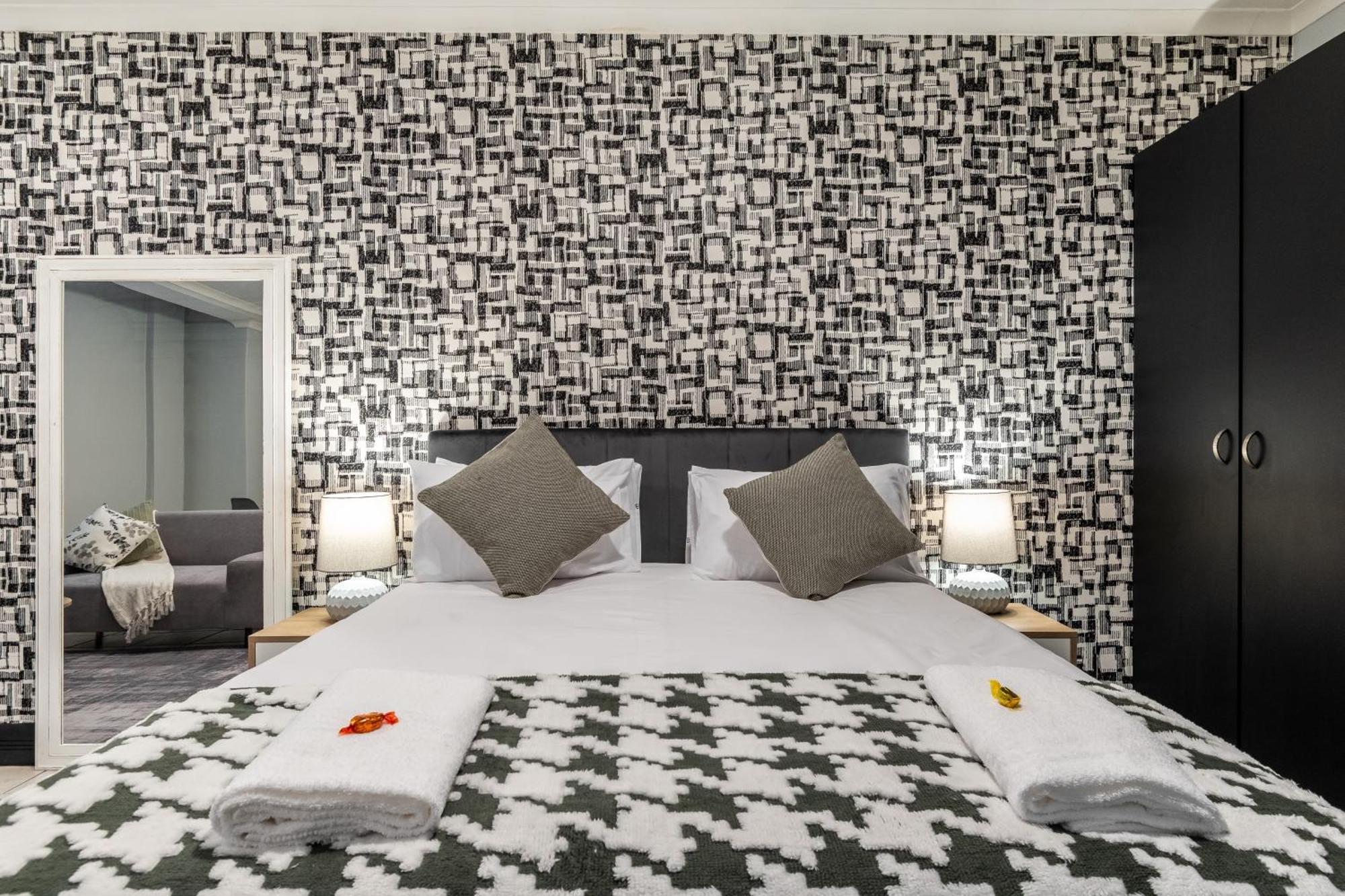 The Square 135- Studio With Free Parking, Pool & Gym Access Apartman Fokváros Kültér fotó