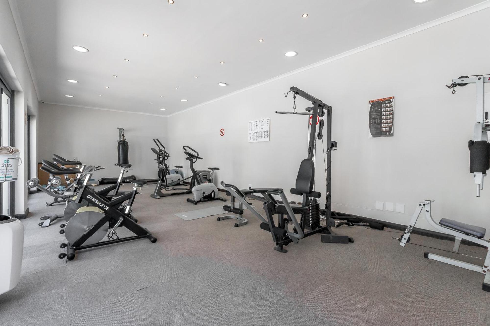 The Square 135- Studio With Free Parking, Pool & Gym Access Apartman Fokváros Kültér fotó