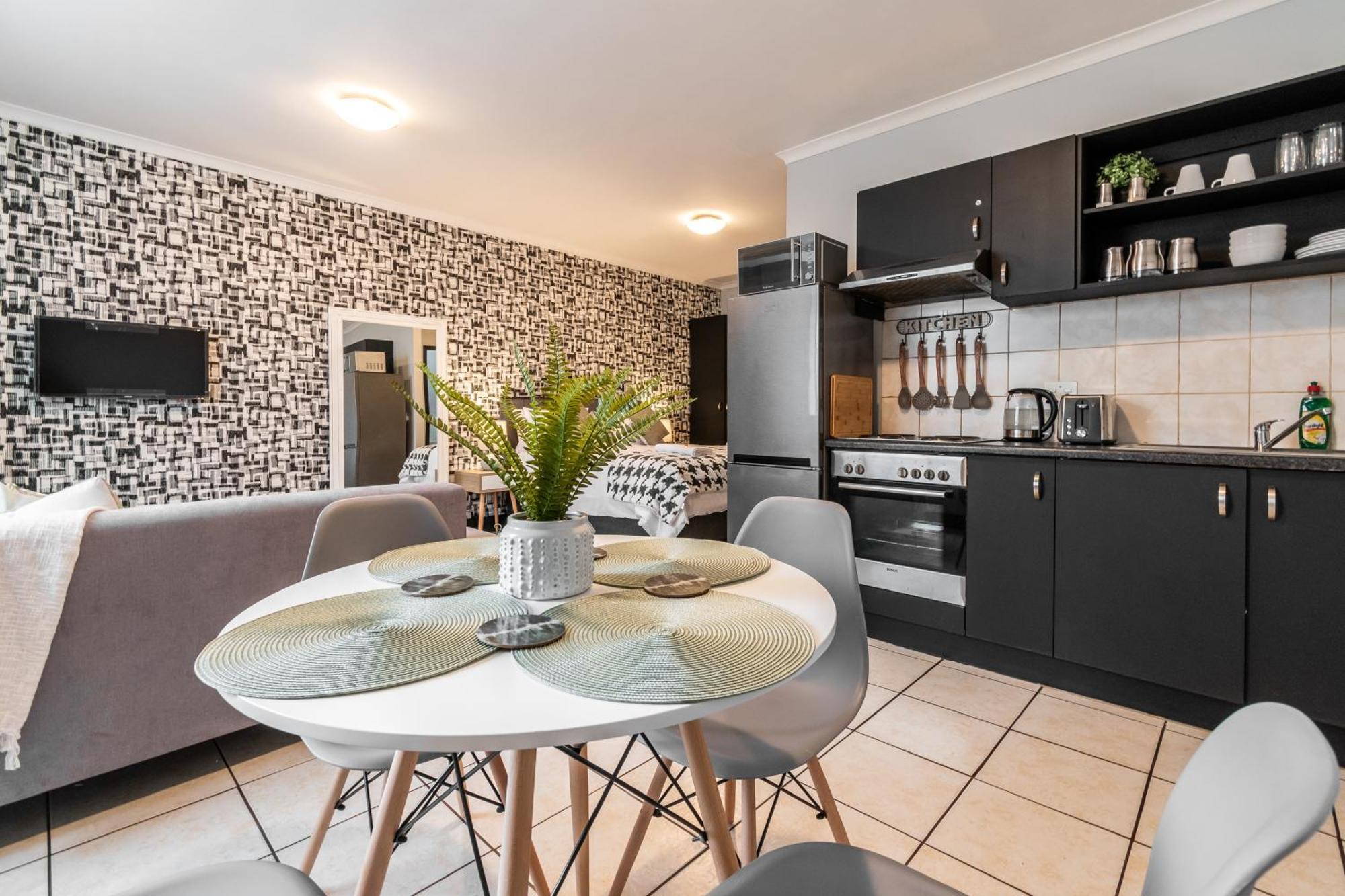 The Square 135- Studio With Free Parking, Pool & Gym Access Apartman Fokváros Kültér fotó