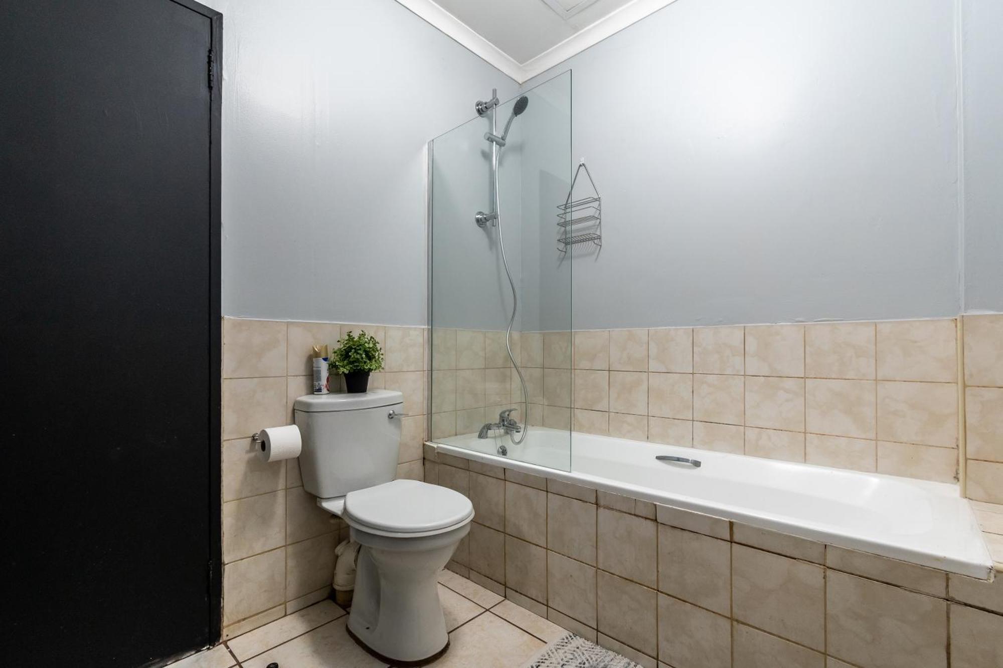 The Square 135- Studio With Free Parking, Pool & Gym Access Apartman Fokváros Kültér fotó