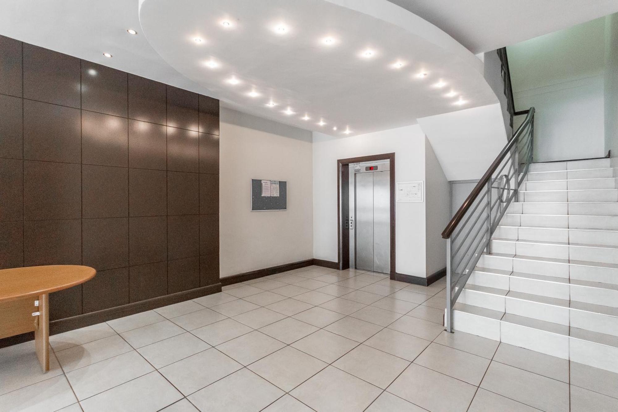 The Square 135- Studio With Free Parking, Pool & Gym Access Apartman Fokváros Kültér fotó