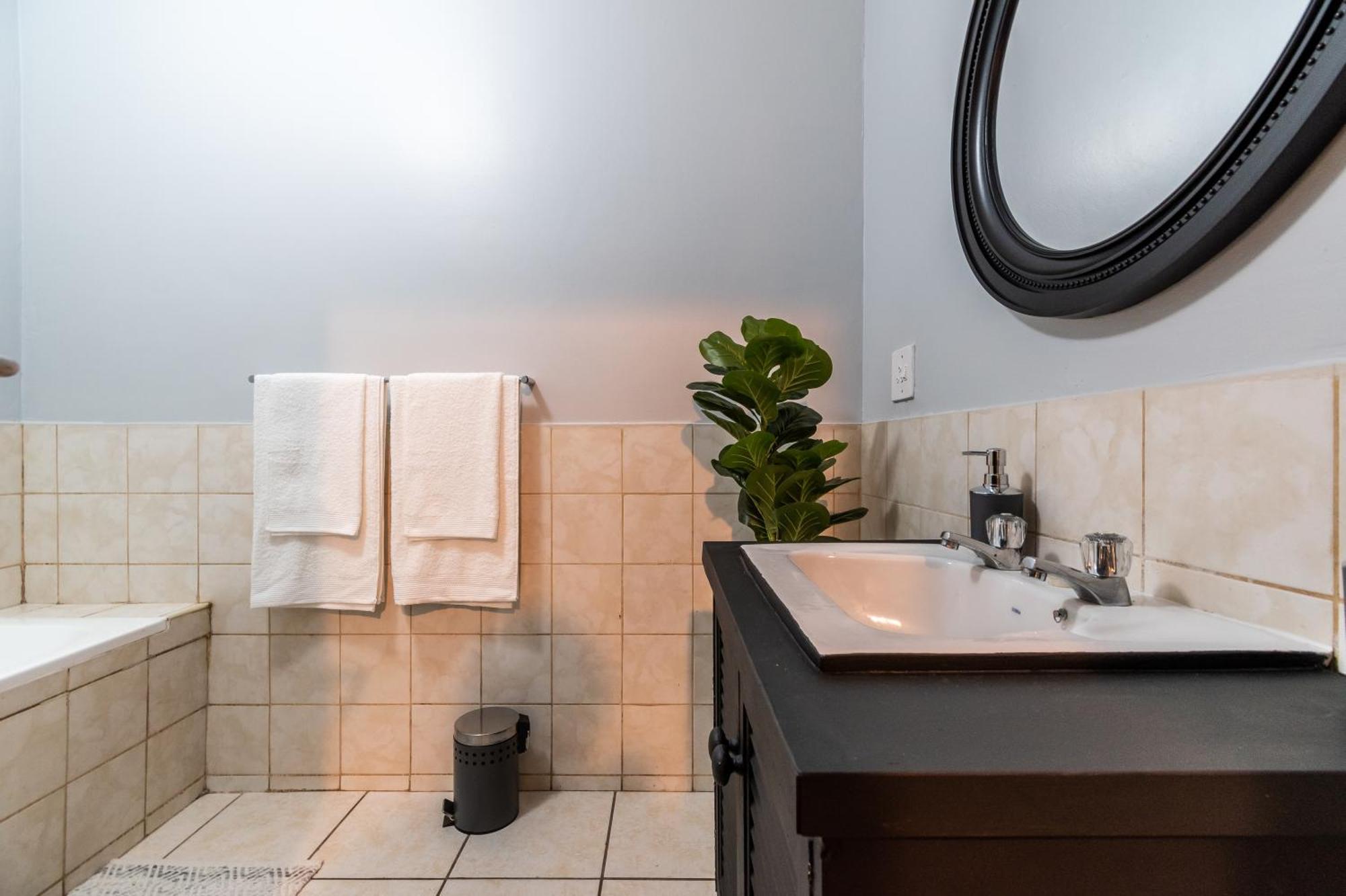 The Square 135- Studio With Free Parking, Pool & Gym Access Apartman Fokváros Kültér fotó