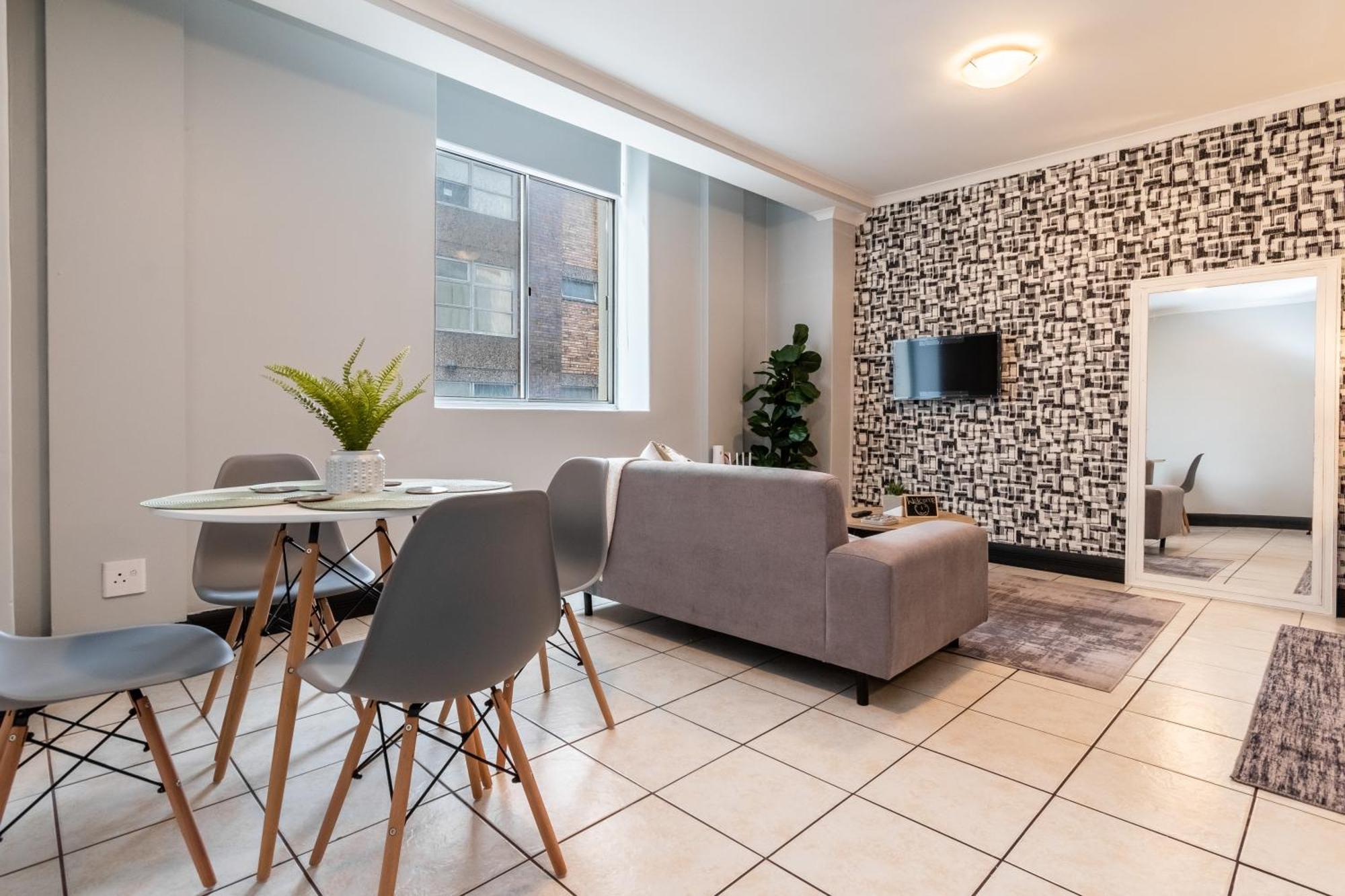 The Square 135- Studio With Free Parking, Pool & Gym Access Apartman Fokváros Kültér fotó