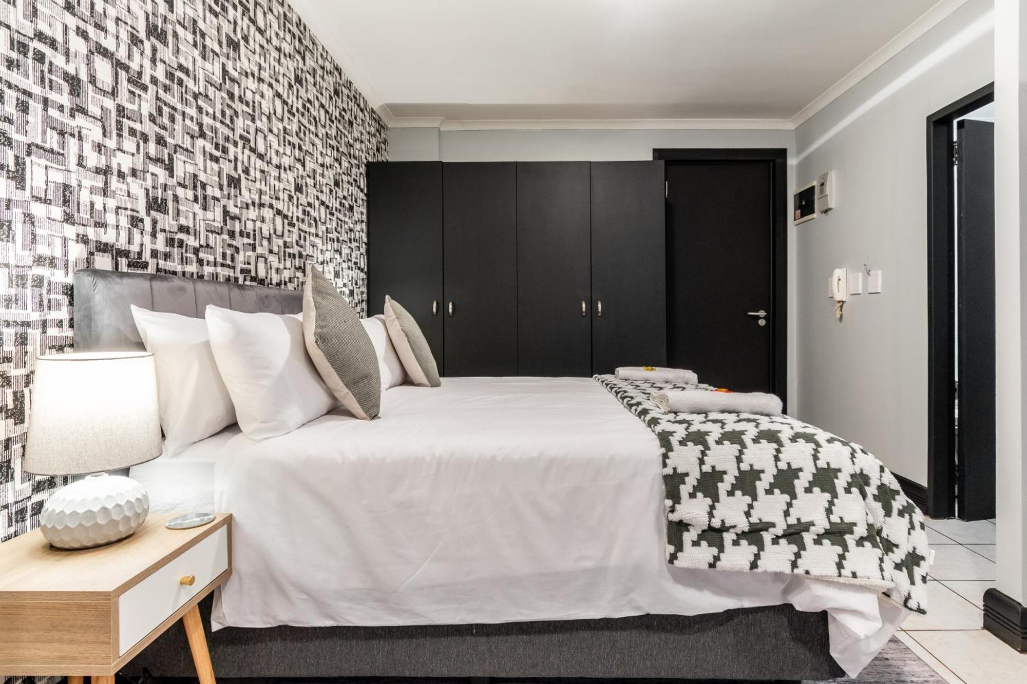 The Square 135- Studio With Free Parking, Pool & Gym Access Apartman Fokváros Kültér fotó