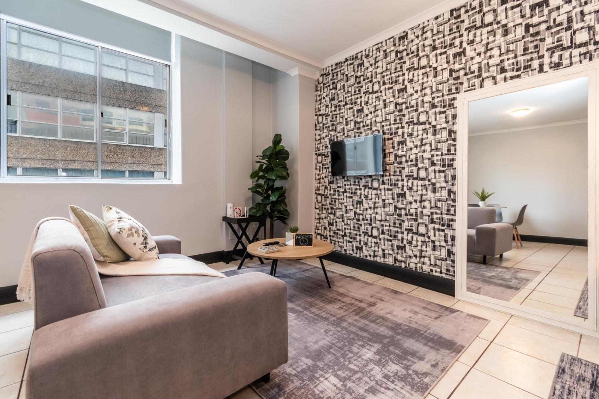 The Square 135- Studio With Free Parking, Pool & Gym Access Apartman Fokváros Kültér fotó