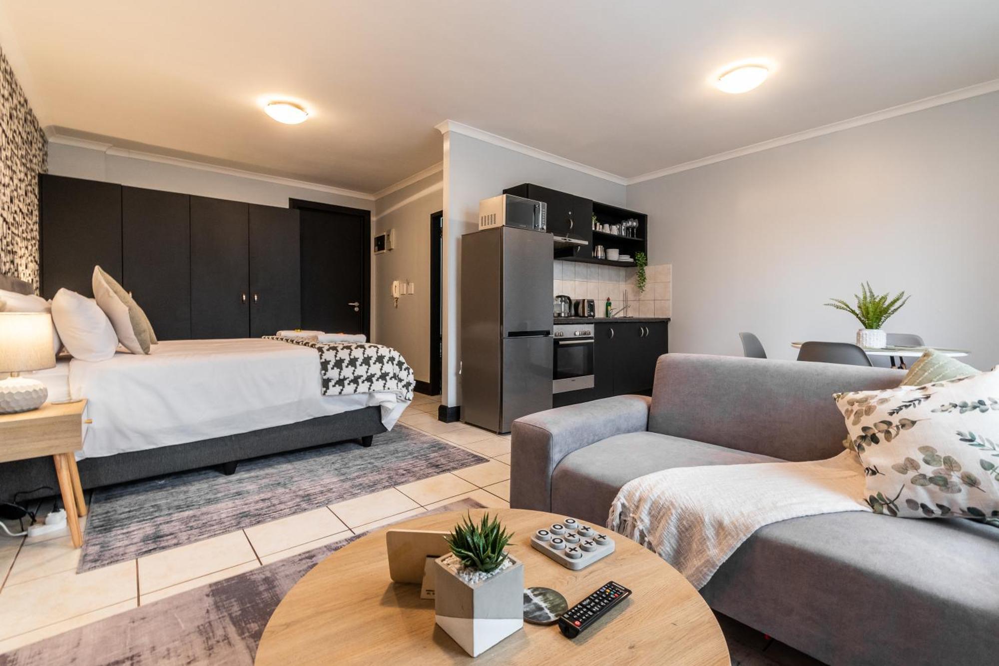 The Square 135- Studio With Free Parking, Pool & Gym Access Apartman Fokváros Kültér fotó