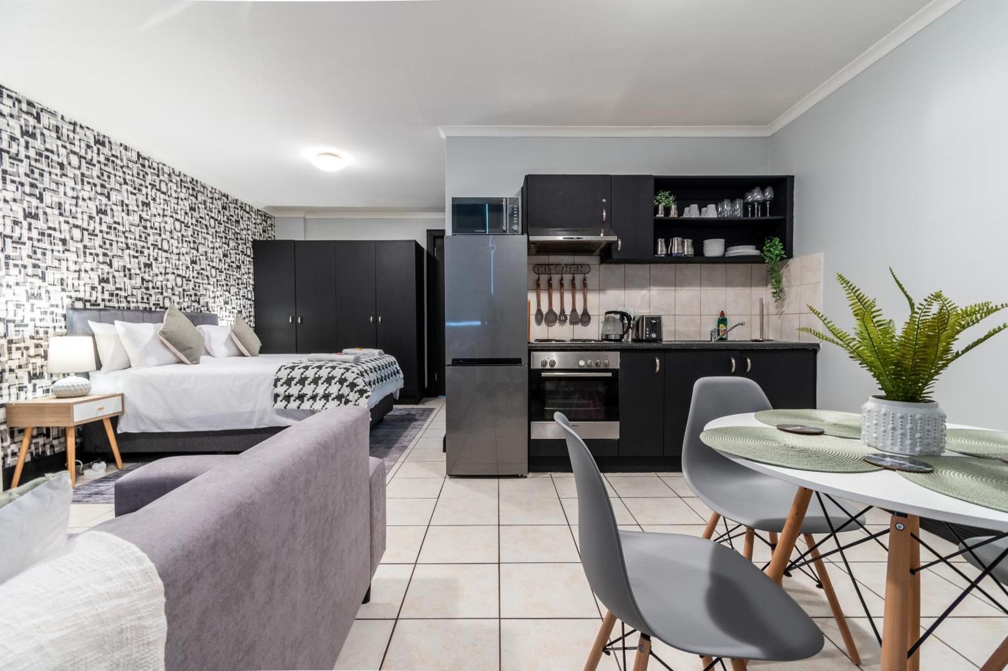 The Square 135- Studio With Free Parking, Pool & Gym Access Apartman Fokváros Kültér fotó