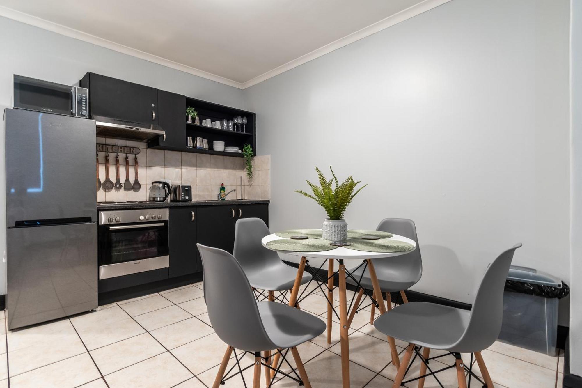 The Square 135- Studio With Free Parking, Pool & Gym Access Apartman Fokváros Kültér fotó