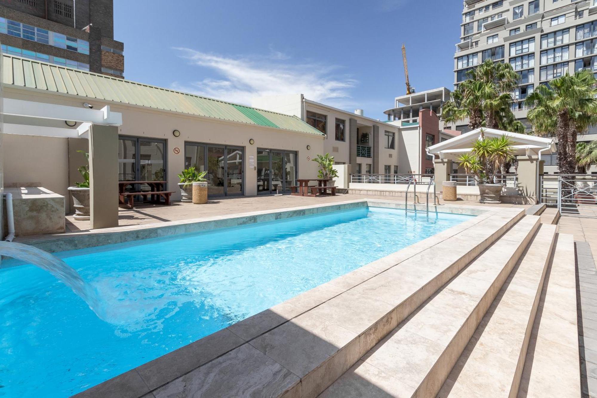The Square 135- Studio With Free Parking, Pool & Gym Access Apartman Fokváros Kültér fotó
