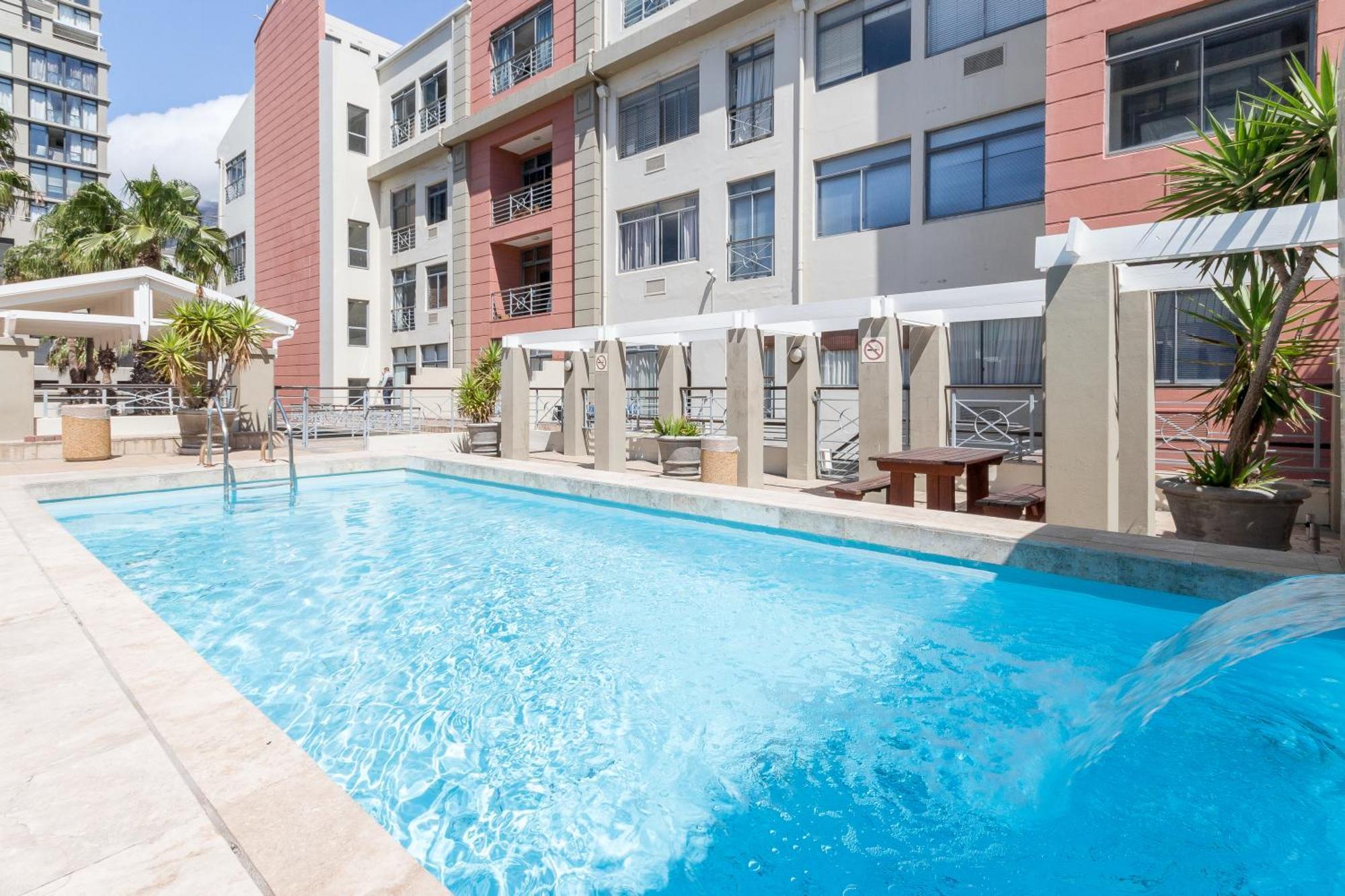 The Square 135- Studio With Free Parking, Pool & Gym Access Apartman Fokváros Kültér fotó