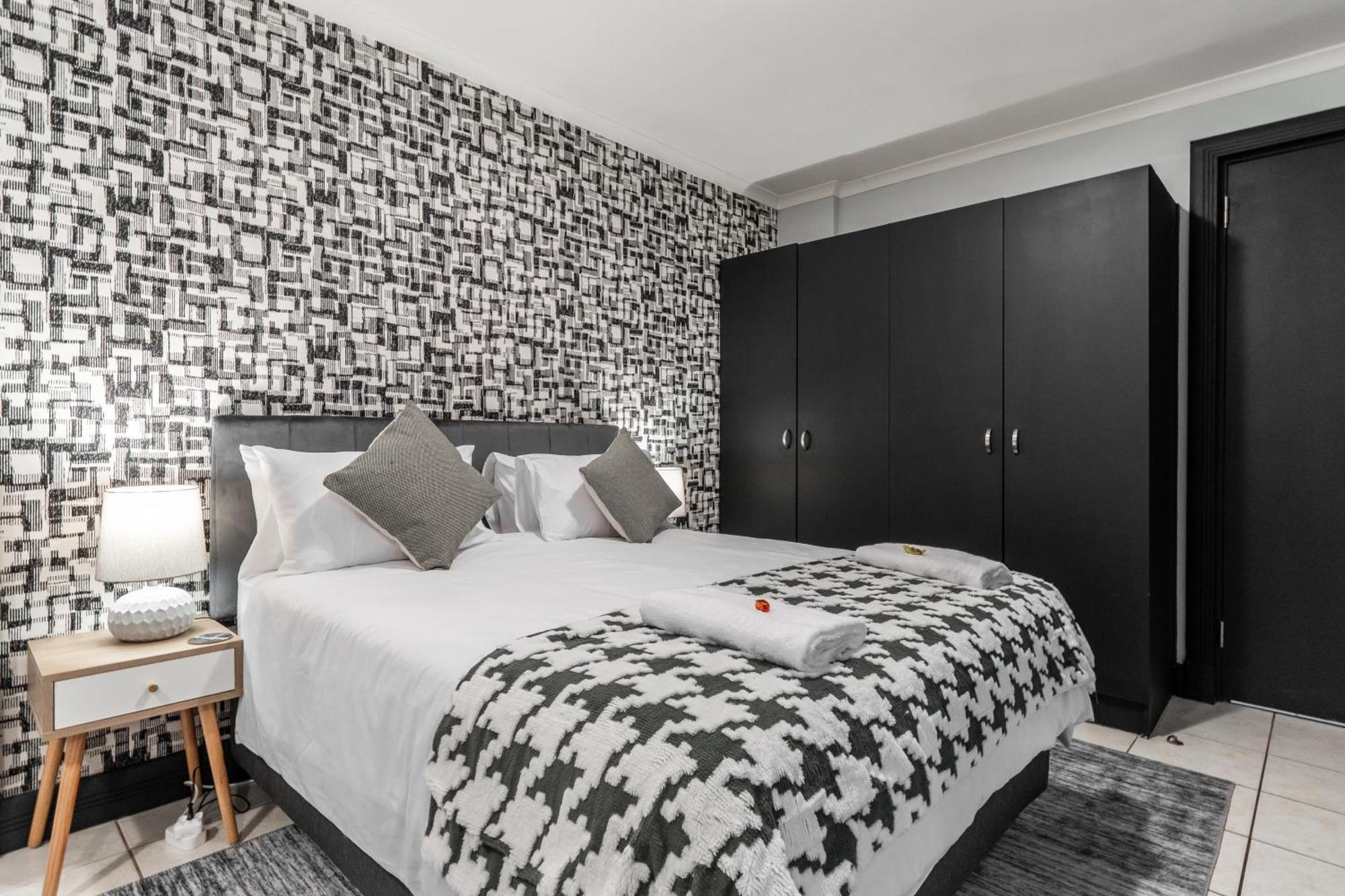 The Square 135- Studio With Free Parking, Pool & Gym Access Apartman Fokváros Kültér fotó