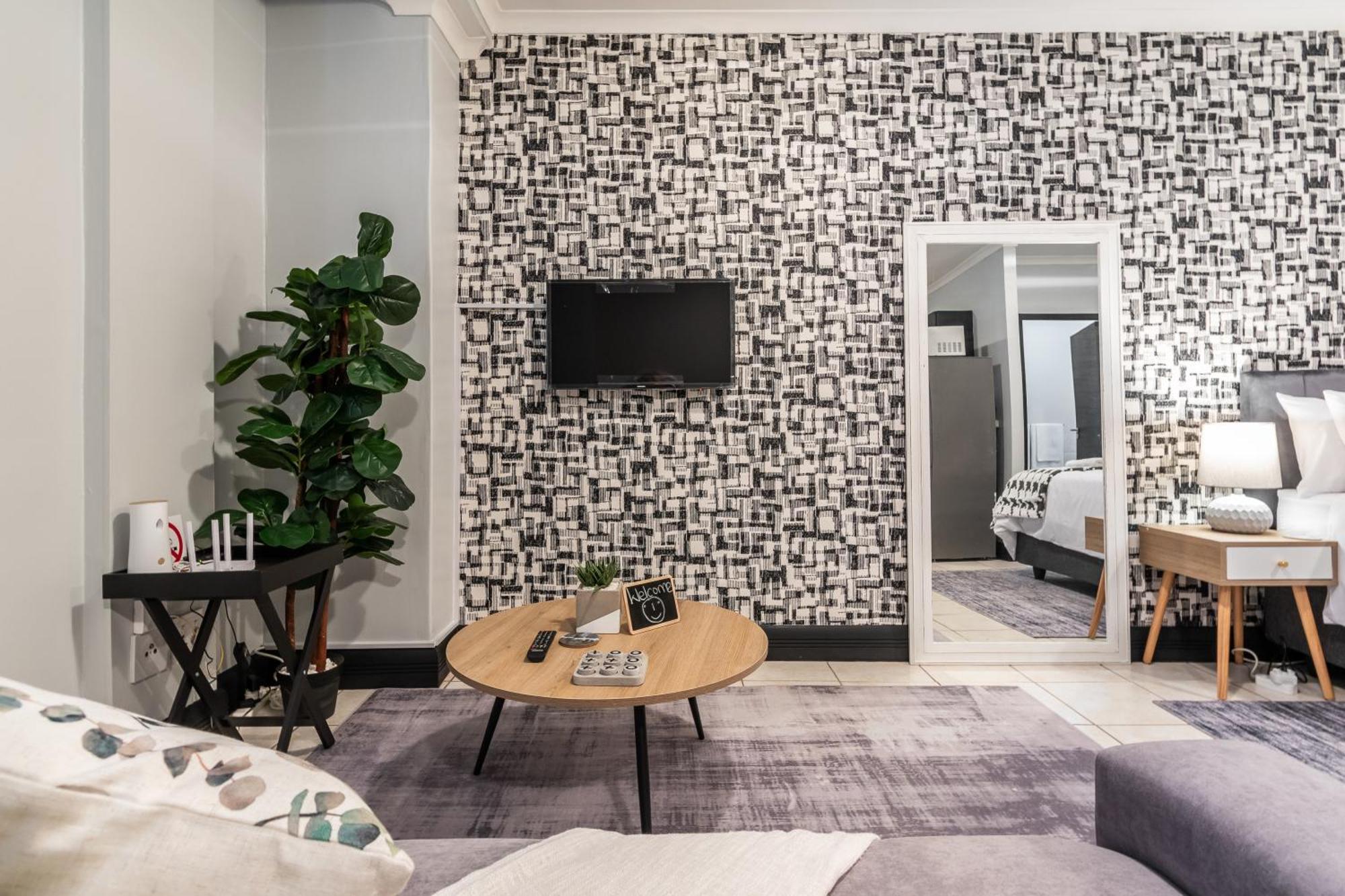 The Square 135- Studio With Free Parking, Pool & Gym Access Apartman Fokváros Kültér fotó