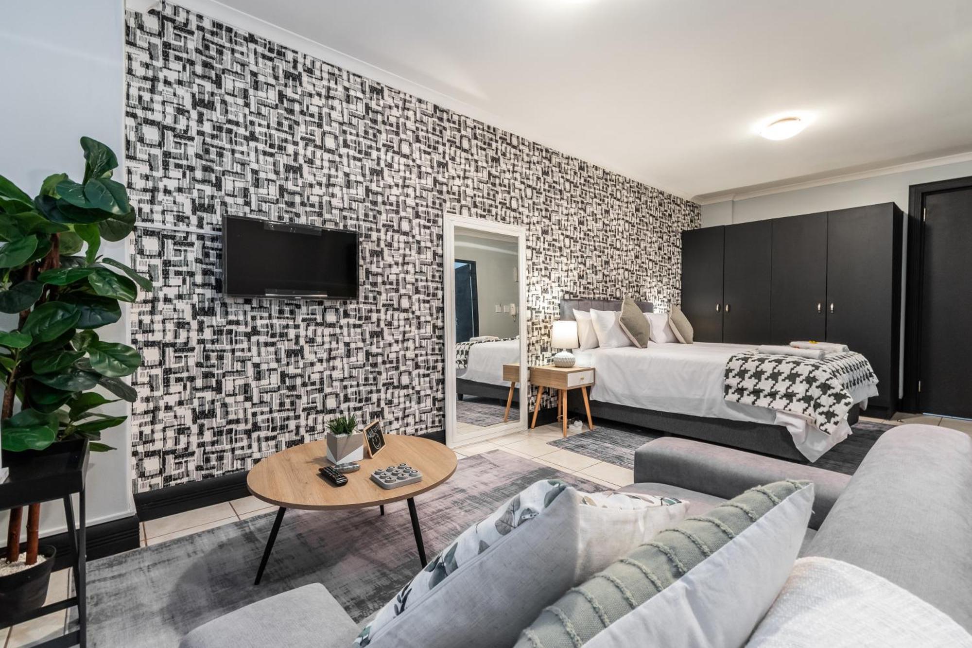 The Square 135- Studio With Free Parking, Pool & Gym Access Apartman Fokváros Kültér fotó