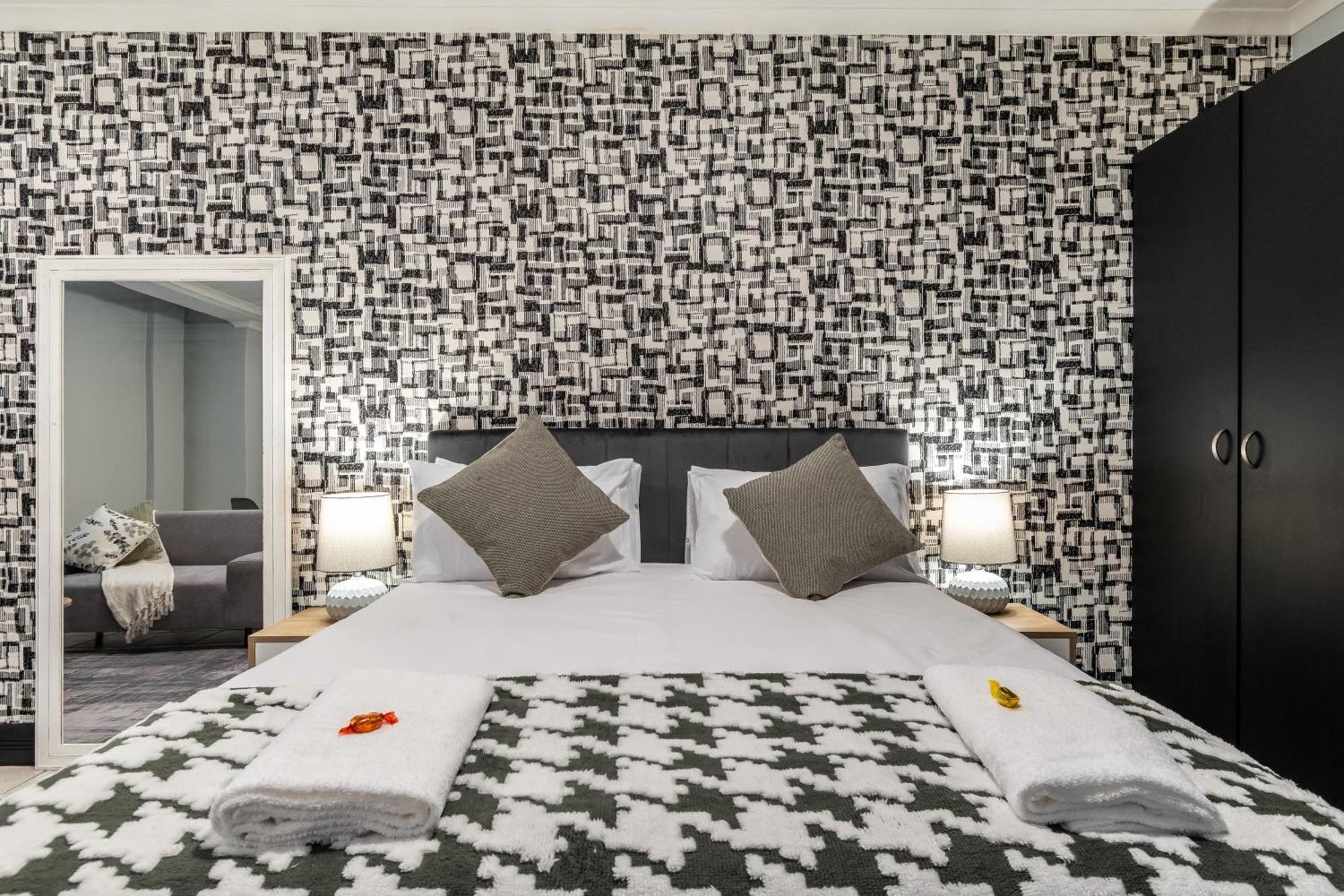 The Square 135- Studio With Free Parking, Pool & Gym Access Apartman Fokváros Kültér fotó